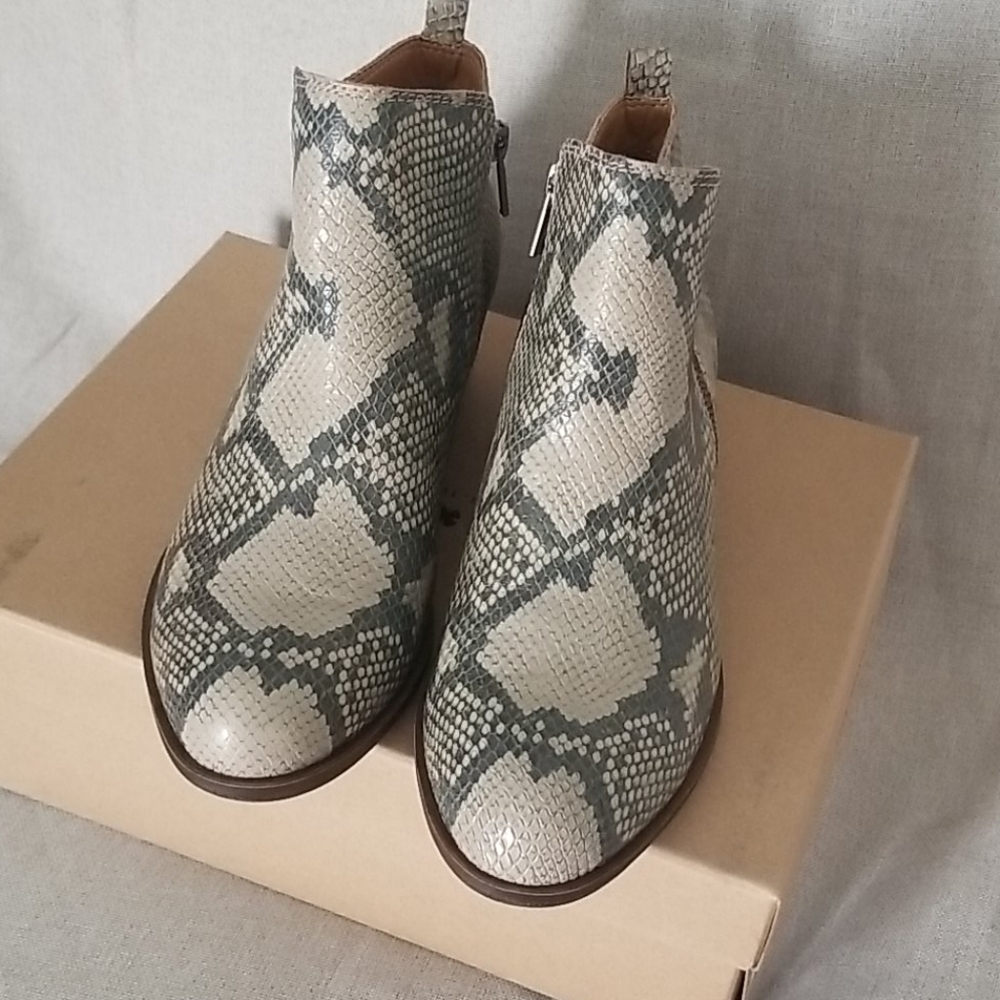 ANKLE BOOTS